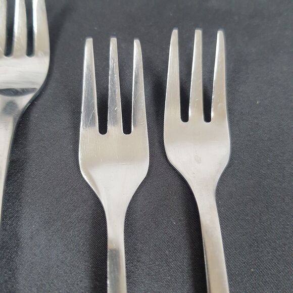 5 Vtg Oxford Hall International Stainless Cocktail Forks Rose Pattern Japan - Picture 5 of 6